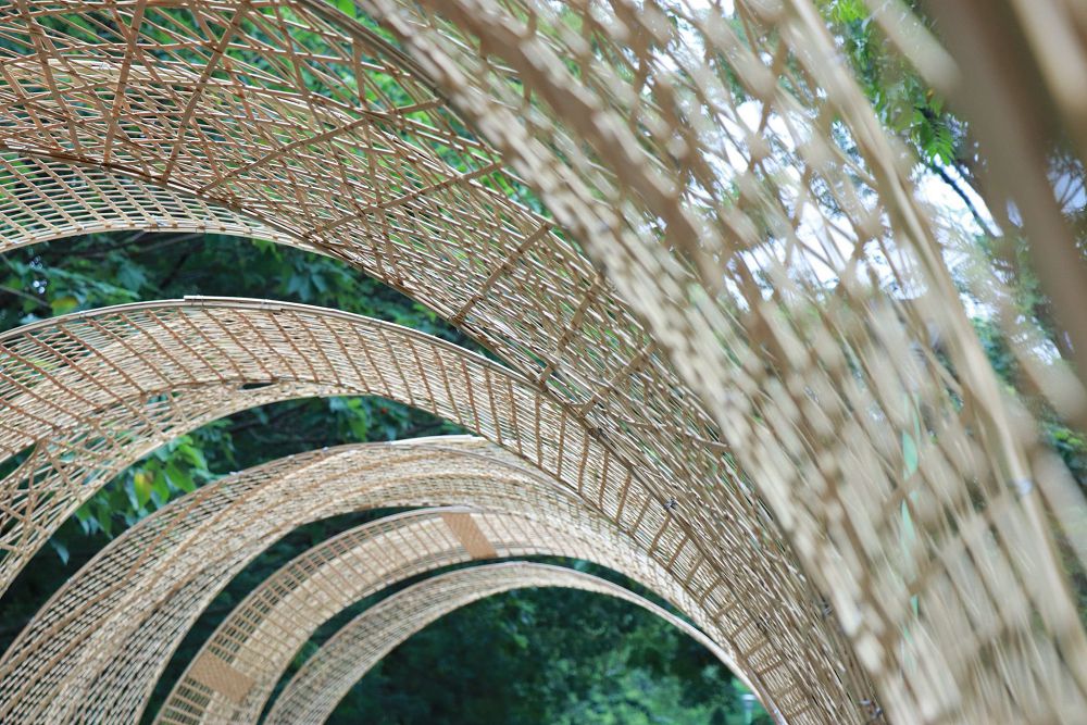 巨型竹編裝置現身自然大地！地面上的雲朵、圖騰迴廊、秘境屋亭等竹子工藝裝置都在 2020 桃園地景藝術節