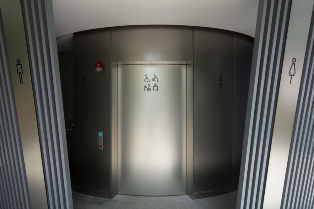 安藤忠雄大師也參戰東京公廁改造！神宮通公園公廁一改清水模，洗鍊金屬隱身綠意樹梢