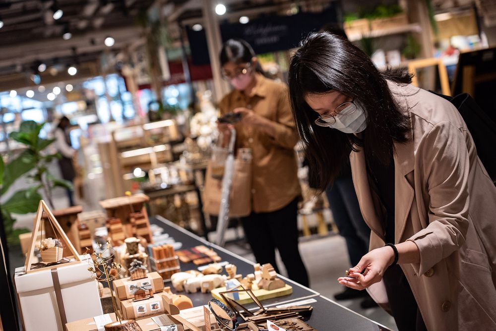 「JINHO宜蘭敬好生活」誠品南西快閃店!土地滋養陶杯、海洋暈成藍染,好山水收納成生活的風景
