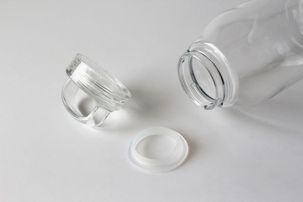 日本設計大師柴田文江再度操刀 KINTO！極簡透視感輕水瓶 WATER BOTTLE 以礦石色詮釋飲具