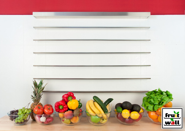 將色澤飽滿的新鮮水果擺成一面牆，透氣延長水果壽命概念設計