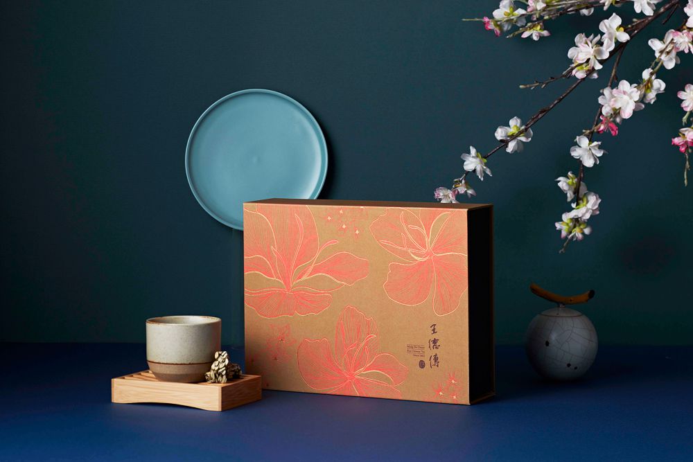 典雅如春，清新若茶！百年茶莊王德傳主題茶禮以仿宋工筆技法勾勒群花，「欣欣向榮」鼓舞來年新希望