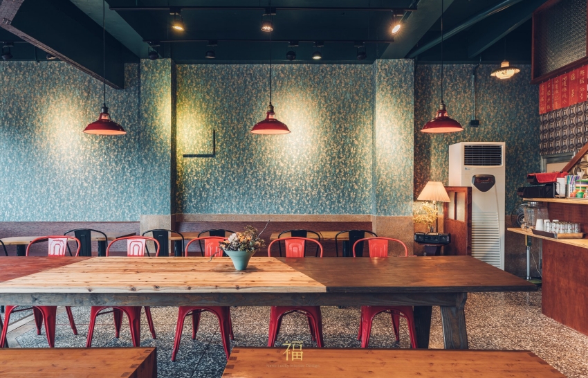 街角的台式復古味！嘉義「弄，來小餐桌」咖啡簡餐店結合花磁磚、霓虹燈，創造暖色調時光旅行