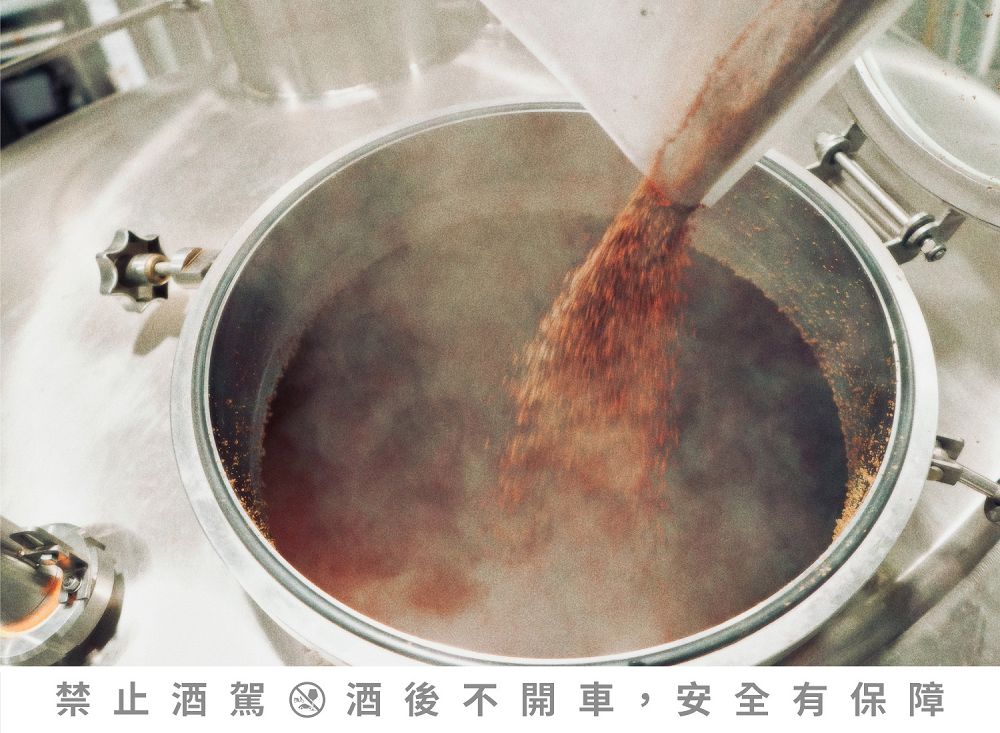 寒夜裡的絲滑救贖！酉鬼「巧克力戚風波特」甜點啤酒由北投拾米屋、巧克力專賣店 TERRA 聯手打造「裝瓶的戚風蛋糕」