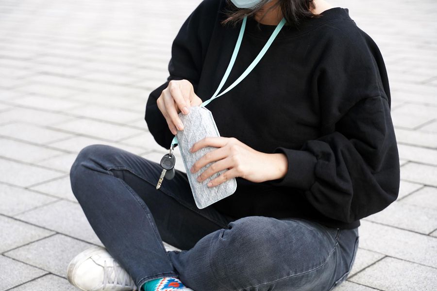 小智研發 MINIWIZ 的懶人環保「抗菌手機收納包」！ 回收寶特瓶材料，減廢低碳又防滑防摔