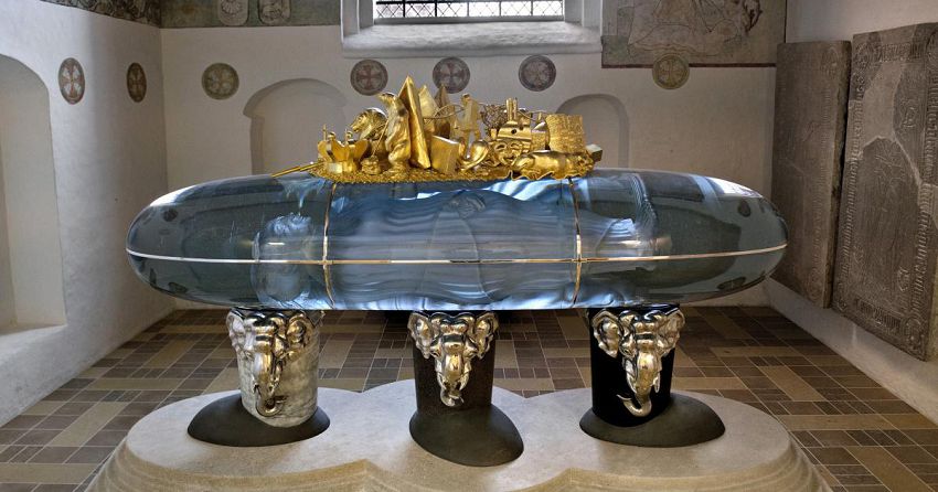 皇室藝術家！丹麥女王瑪格麗特二世熱愛藝術創作、設計時尚電影戲服