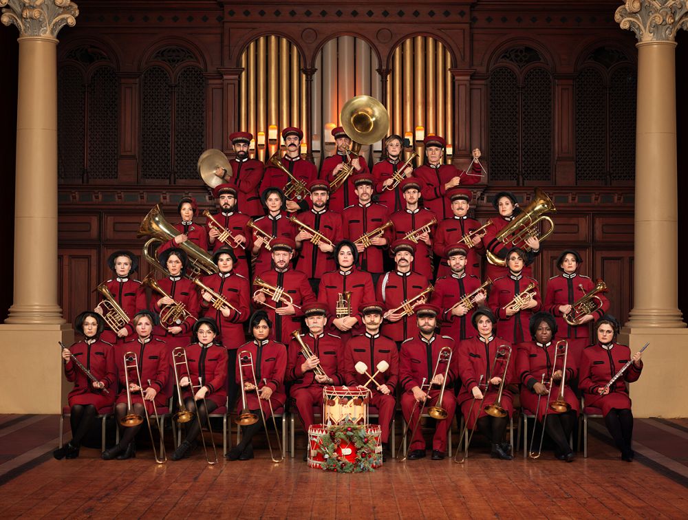 公司尾牙團體照沒梗?英國廣告公司以不良少年、養老院、天鵝湖等幽默主題大玩創意