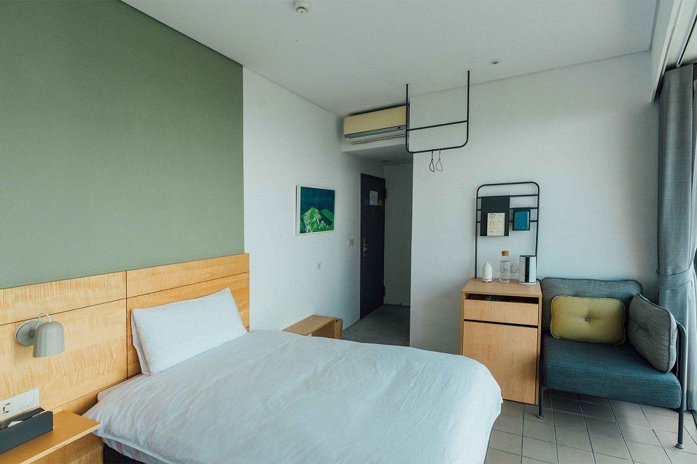 馬祖南竿清水模民宿「日光春和」！身兼書店、展覽空間和咖啡午茶的風格島嶼旅宿