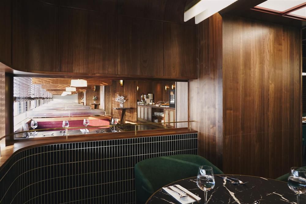 台南天下大飯店「圓頂西餐廳」老字號新風貌！本事空間設計以摩登燈具、藤編門片等台灣元素打造