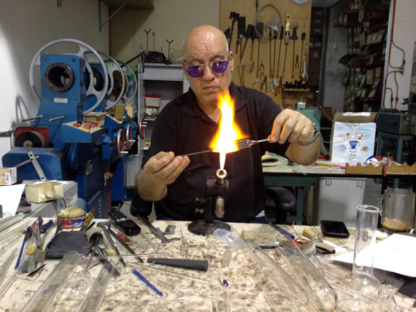 胸口上的迷你透明花器，讓鮮花能保持得更久