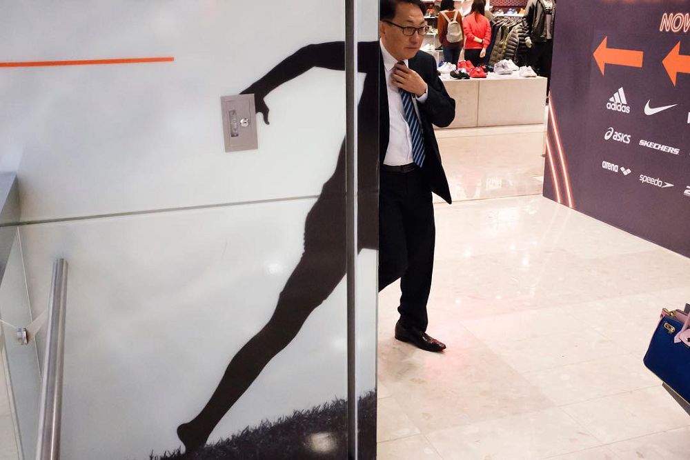 捕捉幽默街拍！香港街頭攝影師Edas Wong拍下爆炸頭樹景、路人長角的趣味作品