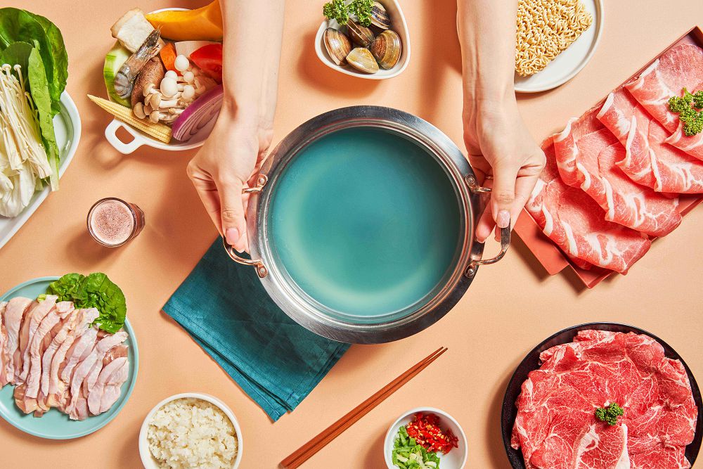 夢幻藍色火鍋湯頭！台北民生社區「樂崎火鍋」推藍眼淚雞湯鍋