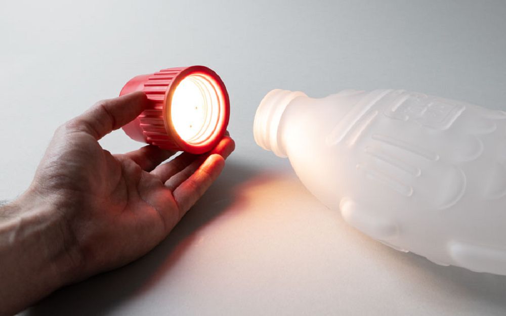 小魚醬油瓶變身玻璃燈具「Light Soy」!澳洲團隊翻玩日本壽司元素成設計燈飾