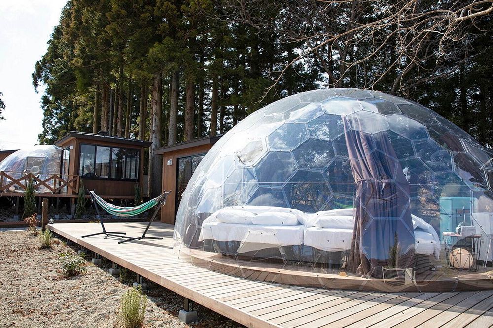 廢校變身Glamping露營！日本千葉「高瀧湖豪華露營度假村」集結圓頂帳篷、浴場設施