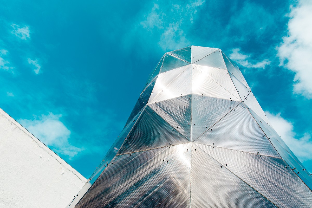 北美館X-Site《爆炸容器》感官裝置藝術！光影、聲音、觸覺共振的超現實造型塔