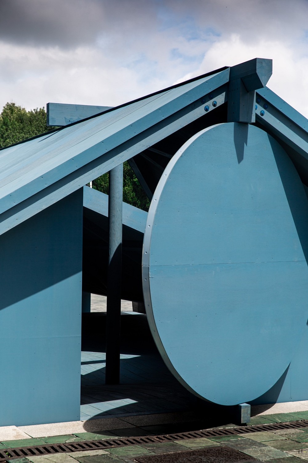 北美館《藍屋》戶外沉浸之所！灰藍木建築、波浪曲面地板演繹多重感知空間