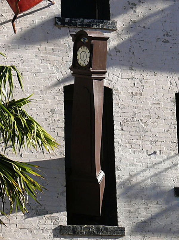 出售中：架設已 17 年的裝置藝術「DEFENESTRATION」