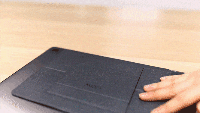 在哪都想舒服工作！極輕巧 MOFT 隨身筆電架，收合展開一秒完成