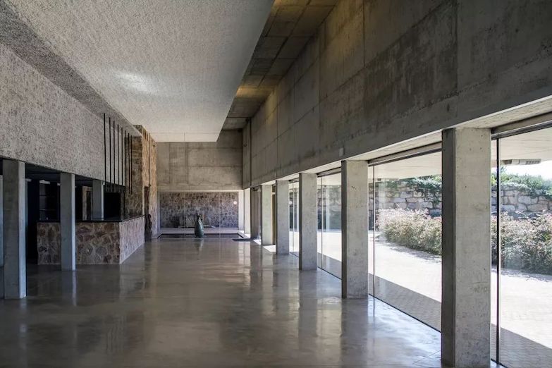 19 世紀廢棄城堡摩登新生！西班牙「D’Or Museum」藏身山間的古堡美術館