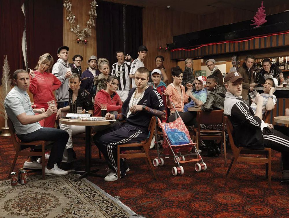 公司尾牙團體照沒梗?英國廣告公司以不良少年、養老院、天鵝湖等幽默主題大玩創意