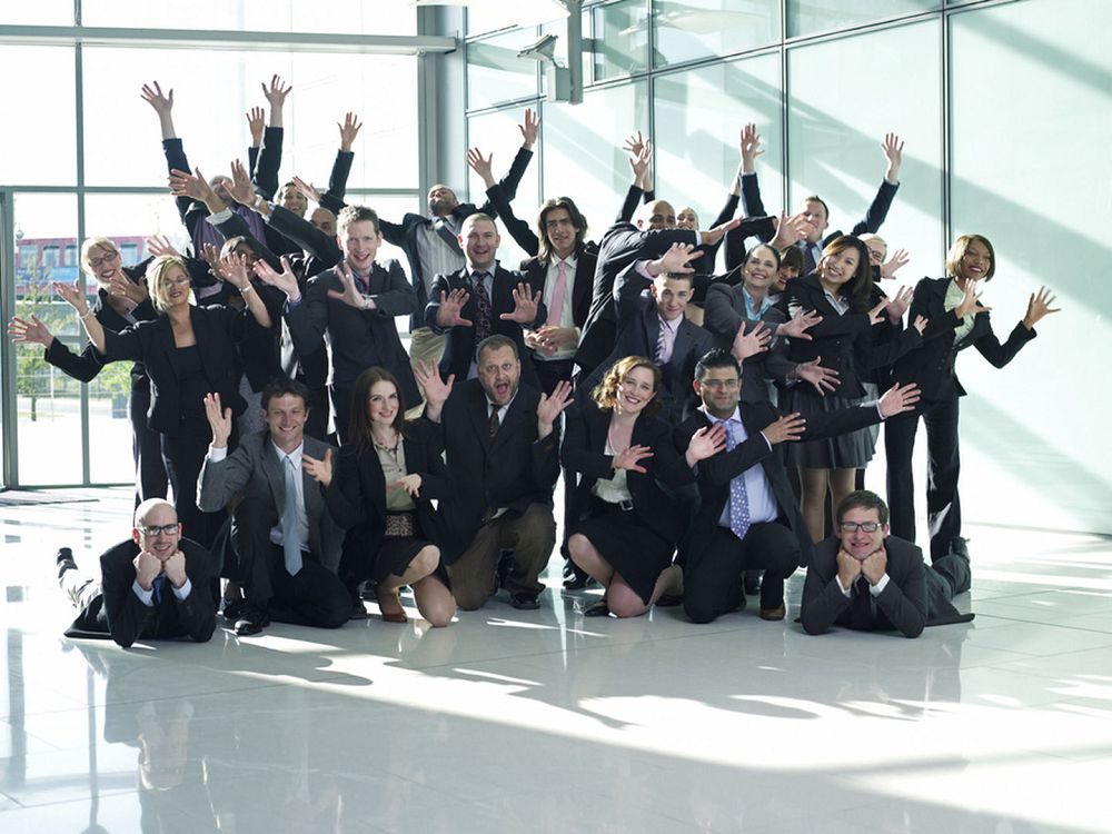 公司尾牙團體照沒梗?英國廣告公司以不良少年、養老院、天鵝湖等幽默主題大玩創意