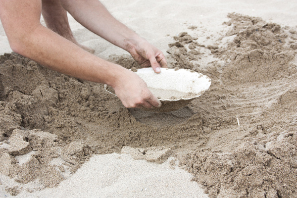 用最少的資源製造產品，藝術家的沙灘製碗計畫