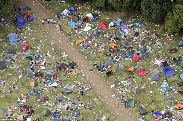 人山人海留下滿山滿谷的垃圾：音樂節過後攝影