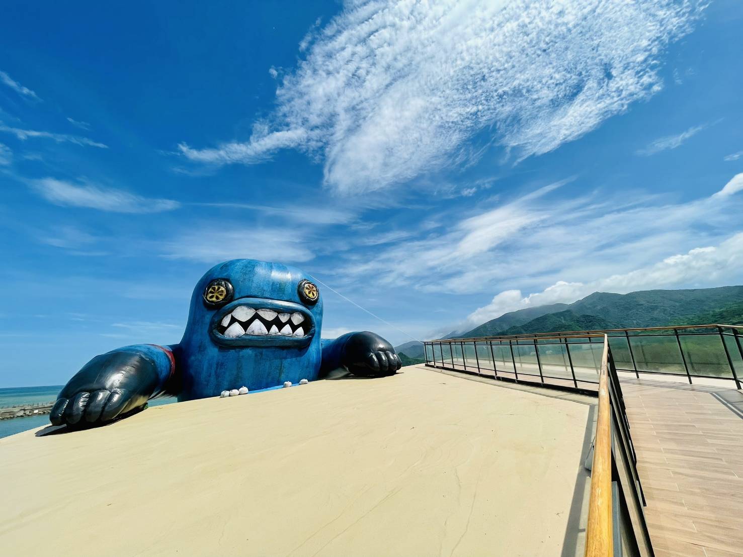 屏東看海美術館《春江獸月夜》！台灣藝術家阿咧打造14公尺怪獸氣球、超萌雕塑