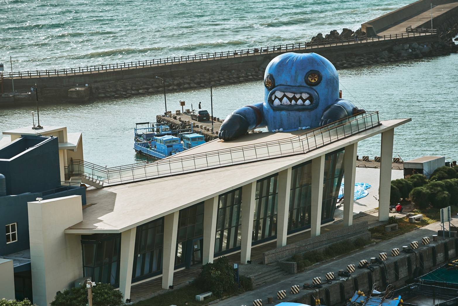 屏東看海美術館《春江獸月夜》！台灣藝術家阿咧打造14公尺怪獸氣球、超萌雕塑