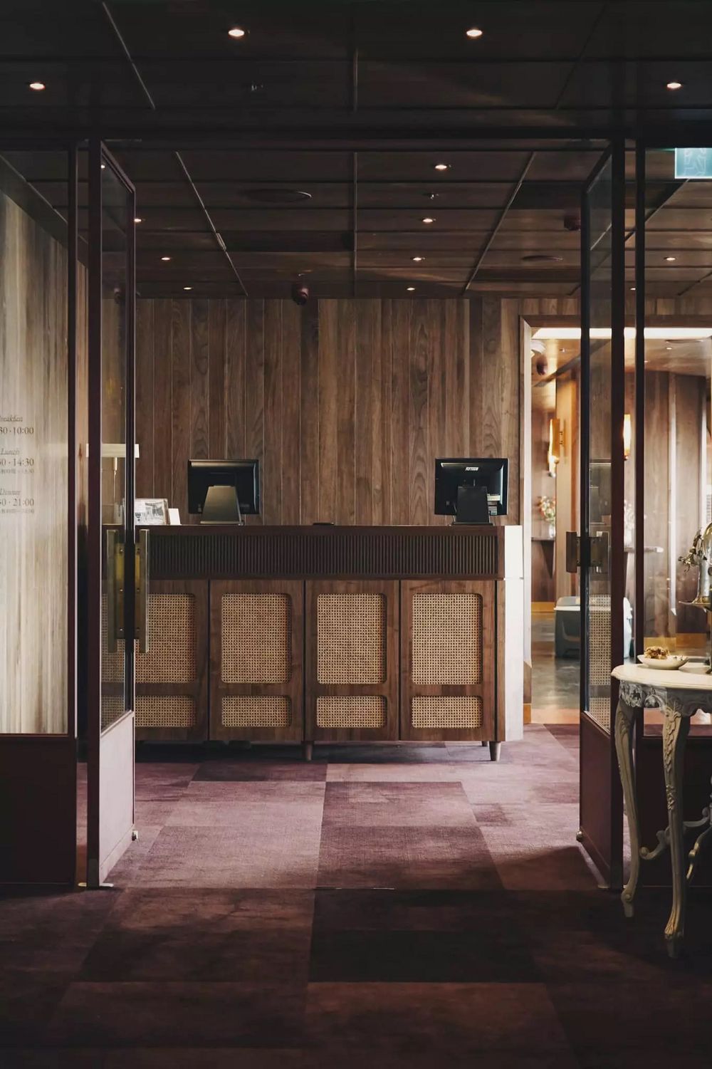 台南天下大飯店「圓頂西餐廳」老字號新風貌！本事空間設計以摩登燈具、藤編門片等台灣元素打造