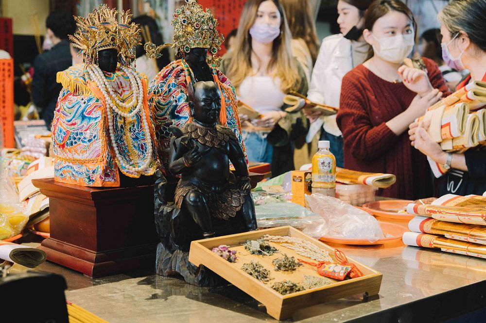 台北士林、大稻埕雙城燈區亮點！限量刺繡藥童香袋、迪化街12盞器物光創作登場