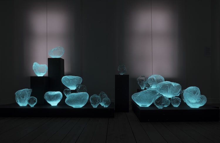 彷彿捉出星光銀河！日本藝術家佐佐木類的絕美磷光玻璃創作