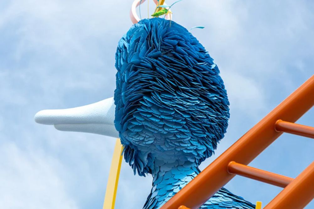 乘著月亮的芝麻街大鳥！紐約大都會博物館屋頂全新雕塑俯瞰日月星辰