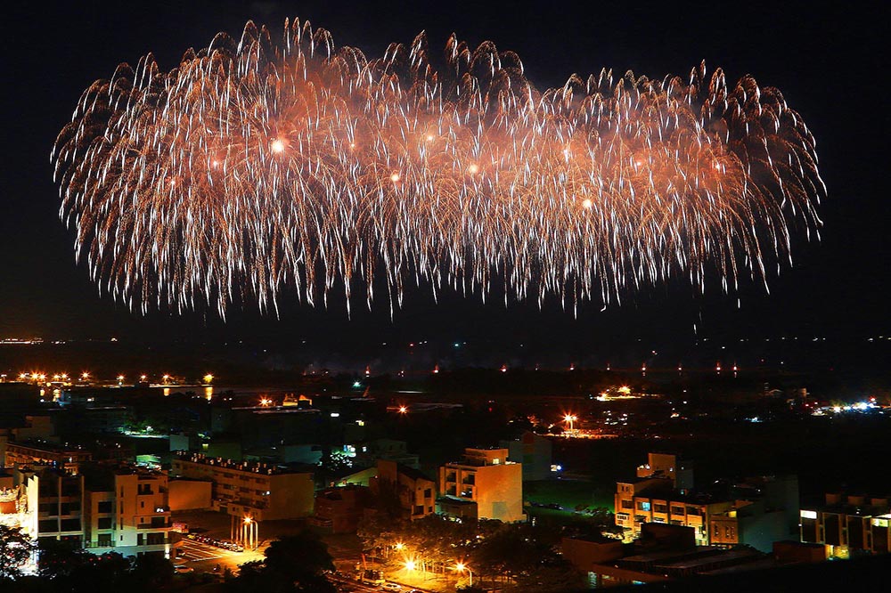 台南漁光島國慶煙火！不只日落餘暉，5 大絕佳視野觀賞點、5 大花火主題段落和特效公開