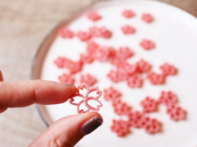 在家也能賞花，就用櫻花義大利麵為春季餐桌添加粉紅氣息！