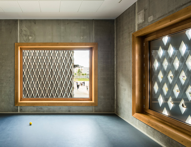 誰把堡壘蓋在田中間？法國木條包裹的生態學校