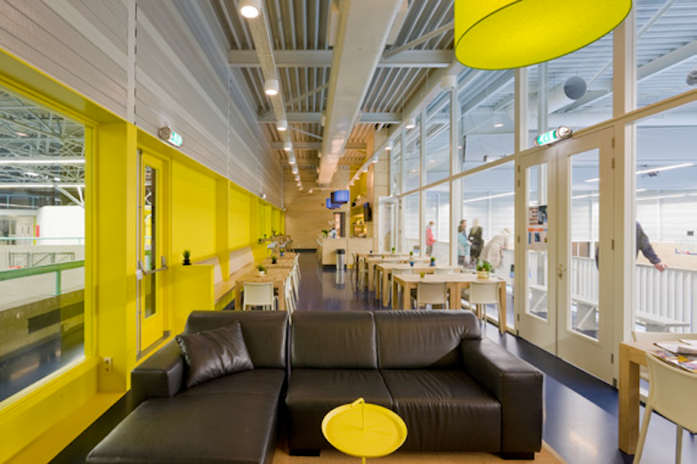 非 Pantone 專色我不用！荷蘭體育館建築以黃、蘋果綠、淺藍用色妝點出街區的亮麗色彩