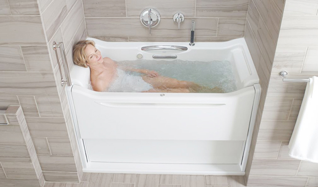 坐式入浴更安全！銀髮族防跌倒 Kohler Elevance 浴缸