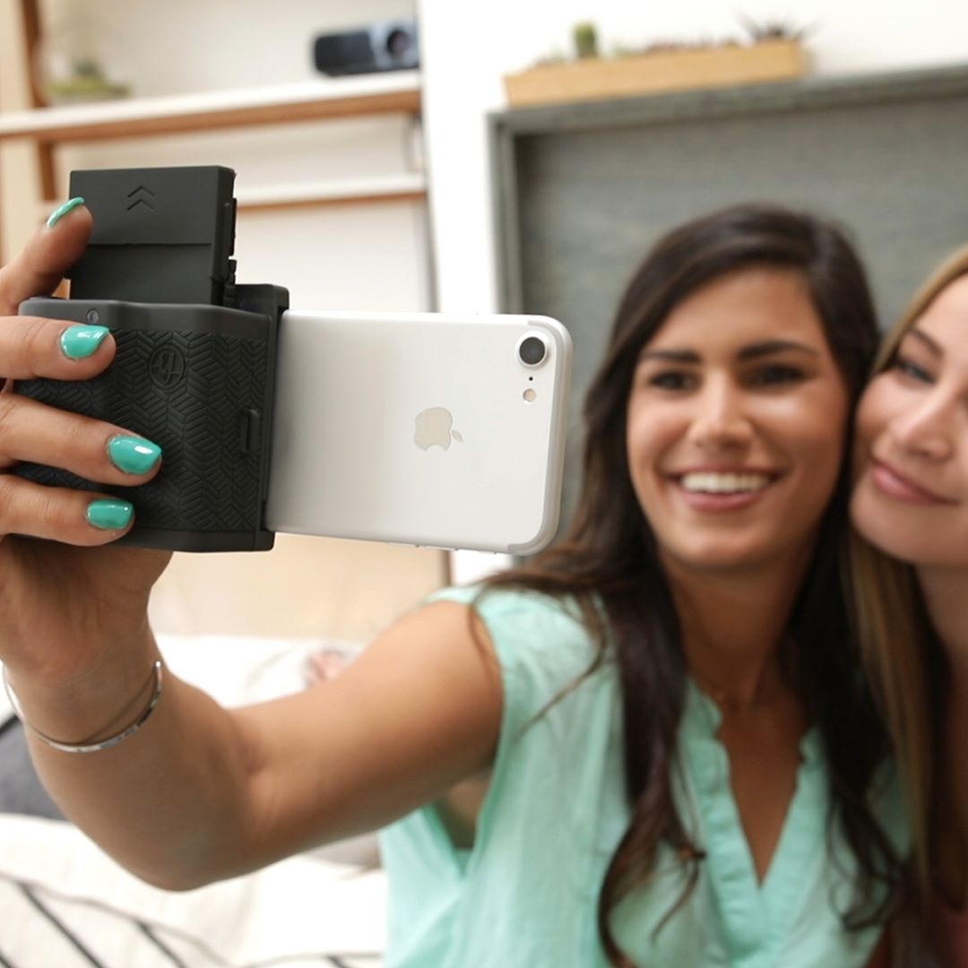 日本話題 iPhone 專用相片列印機 Prynt Pocket，讓你隨時列印手機內的旅行美好記憶！