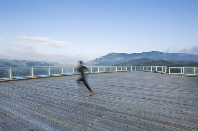 一座平凡的美術館，但它「懸浮」在百米絕壁之上