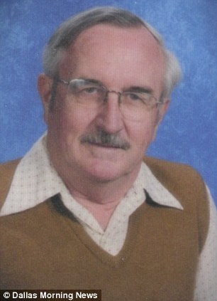 撞衫自己索性就連穿 40 年同套衣服拍畢業紀念冊的體育老師