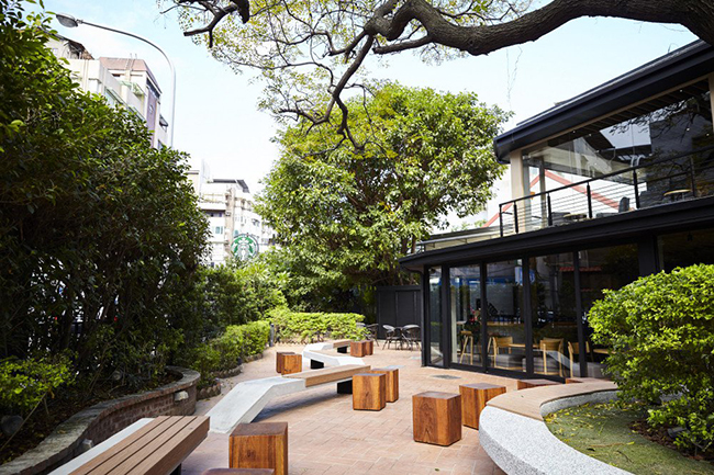 歐式花園+玻璃天井!星巴克天母天玉街打造全台最美露天座位門市