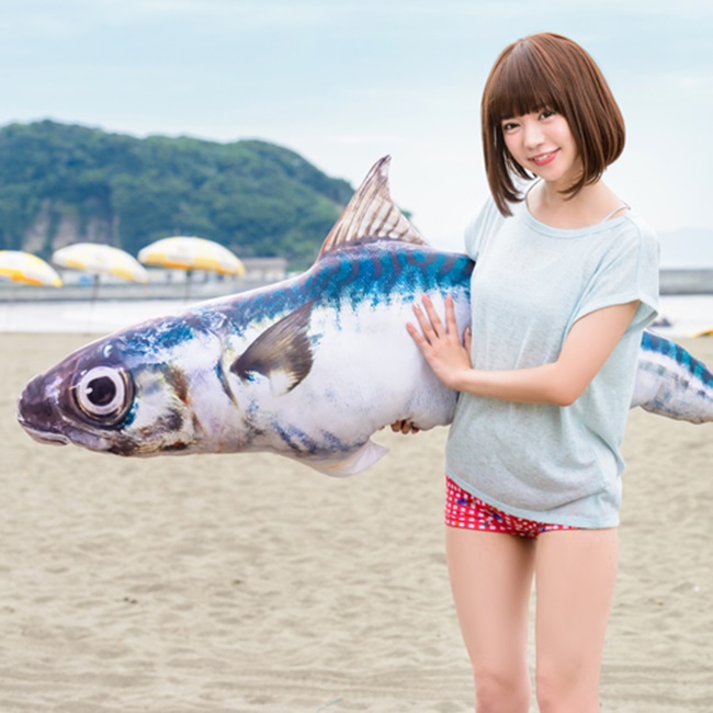 給你 180cm 身長的安全感，巨大鯖魚坐墊出沒！