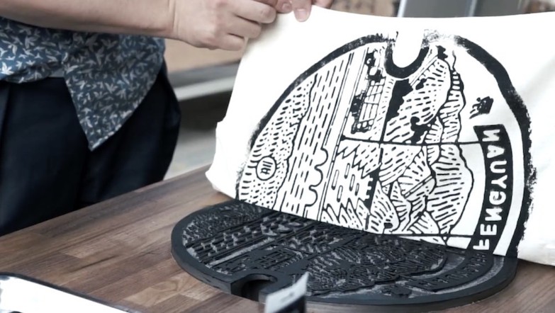 最美人孔蓋化為徽章為展覽留作紀念！台中《島中流域展》從河川流域訴說台灣在地城事