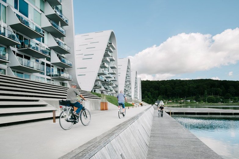 能住在裡面人生已經無憾了，波浪造型丹麥最美公寓