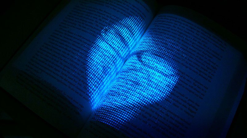 真正的「臉書」！翻閱書本中自己的專屬故事