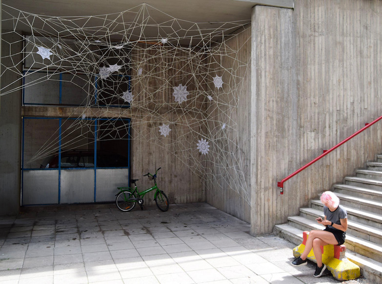 人要衣裝，佛要金裝，建築物也要穿上蕾絲才漂亮