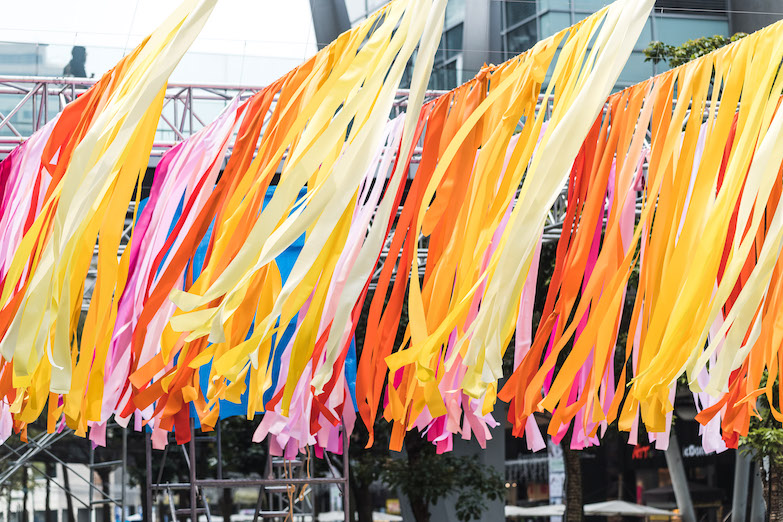 2019粉樂町無牆美術館開展！100色彩計劃、漂浮羽毛、金屬拉皮狗長凳等10組展品驚喜登場！