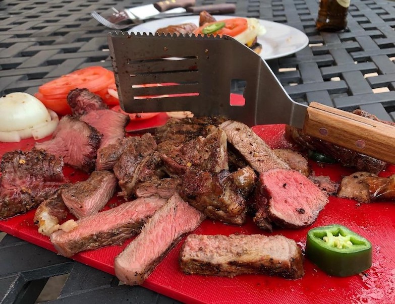 一支搞定廚房所有工作！切、煎、叉、炒、開瓶、刨皮等樣樣都行的多功能廚具FlipFork Boss