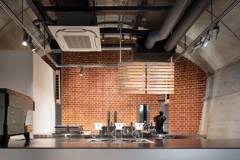 Blue Bottle 首間外帶店現身銀座線車站百年橋下！保留斑駁紅磚混搭現代設計質感